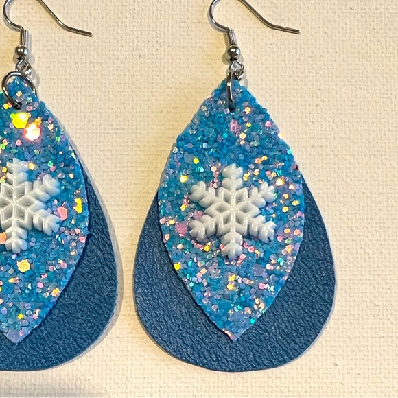 Snowflake ❄️ glitter faux leather earrings - Picture 3 of 6